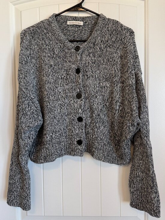 Banana Republic Sweaters - Banana Republic grey marled knit cropped cardigan.